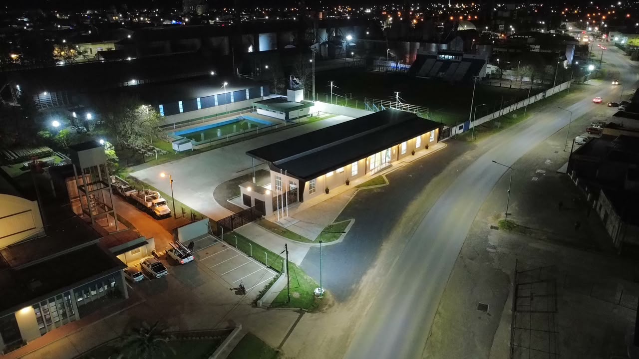 Vista nocturna del Polo Educativo y Tecnológico Arrecifes